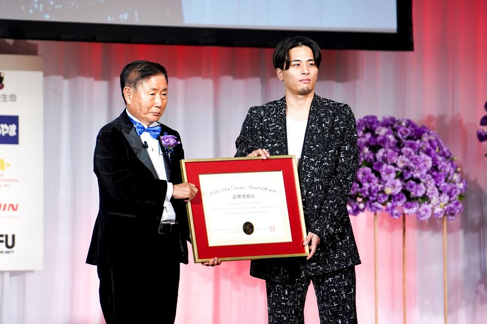 富樫勇樹選手が「第53回ベストドレッサー賞」受賞のお知らせ | 千葉